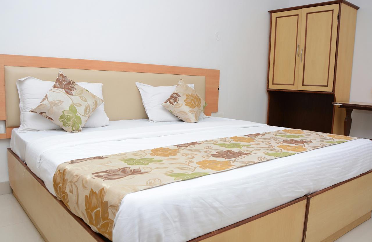 Hotel Sunrise Панаджи Экстерьер фото