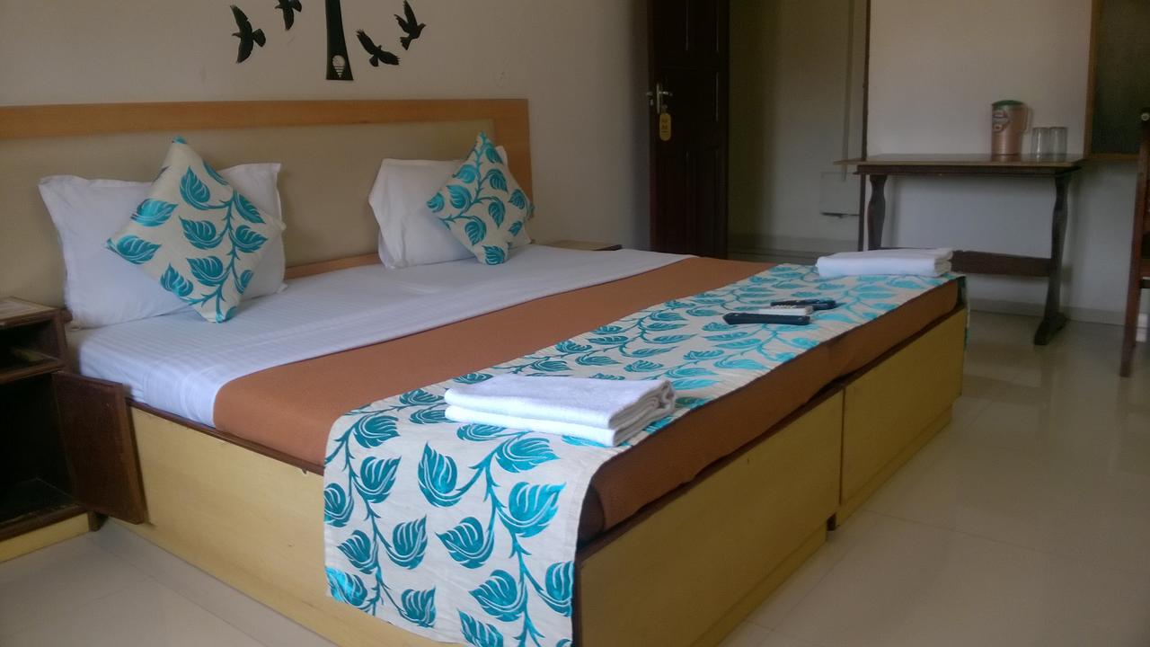 Hotel Sunrise Панаджи Экстерьер фото